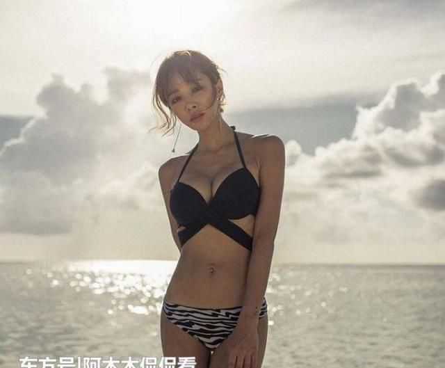  [美女]身材完美的比基尼泳衣美女，展现女神迷人风采，彰显女人味！