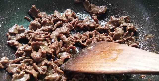  「口感」包菜烧牛肉好吃的秘决，肉汁与蔬菜汁亲密组合，酸脆爽口，口感爆发