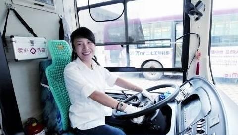 为什么开公交车时,司机不系安全带也不会被处罚?看完你或能明白