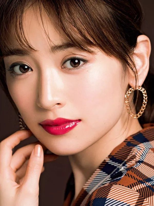 偷师| 修饰脸型还能一键美颜，她们的“高光大法”你确定不想学?