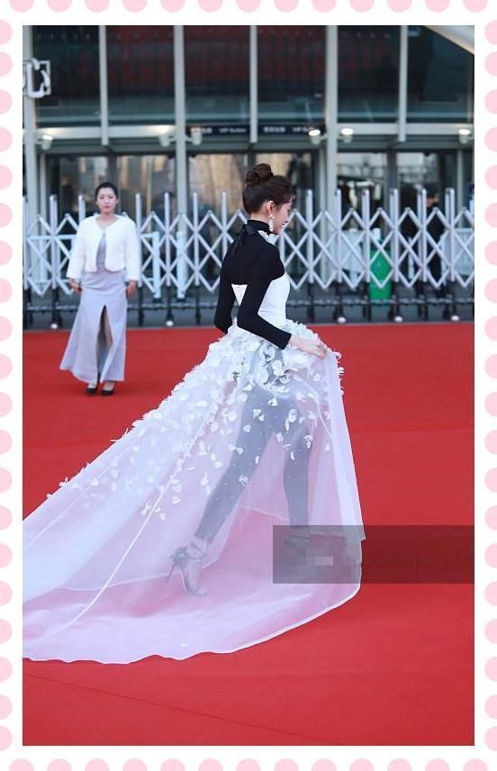 裙子里面套仔裤果然是穿搭雷区!不止关晓彤,就连舒淇也扛不住!