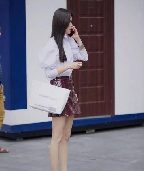  时尚■养眼女神街拍：温柔可人的小姐姐，一条白色的连衣裙，时尚女神魅力范