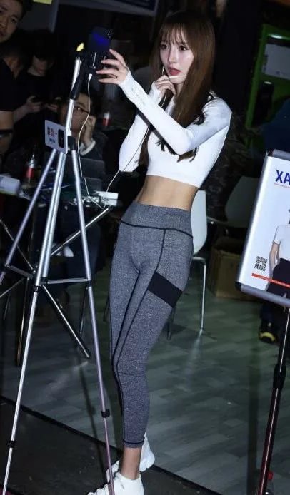 甜美小姐姐运动紧身裤俏皮甜美，女神直播肯定有很多人看