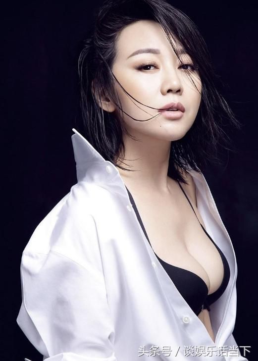 47岁的闫妮开挂了，居然敢这么穿，网友:阿姨，简直太性感了