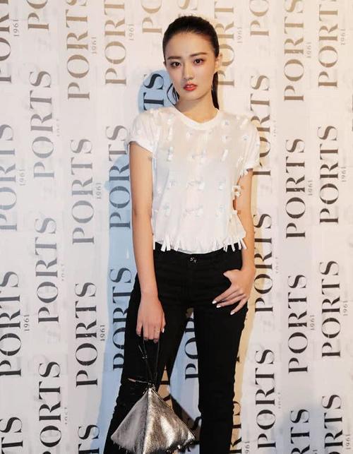 徐璐真会玩，把一个帐篷提在手上，网友：此包必火！