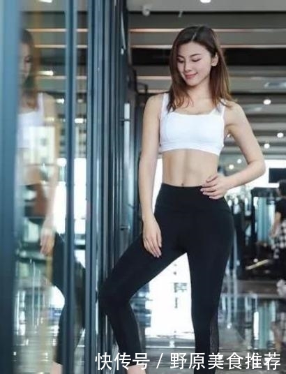  白皙：街拍：白皙傲人的打底裤小姐姐，美艳动人，完美展现性感身姿