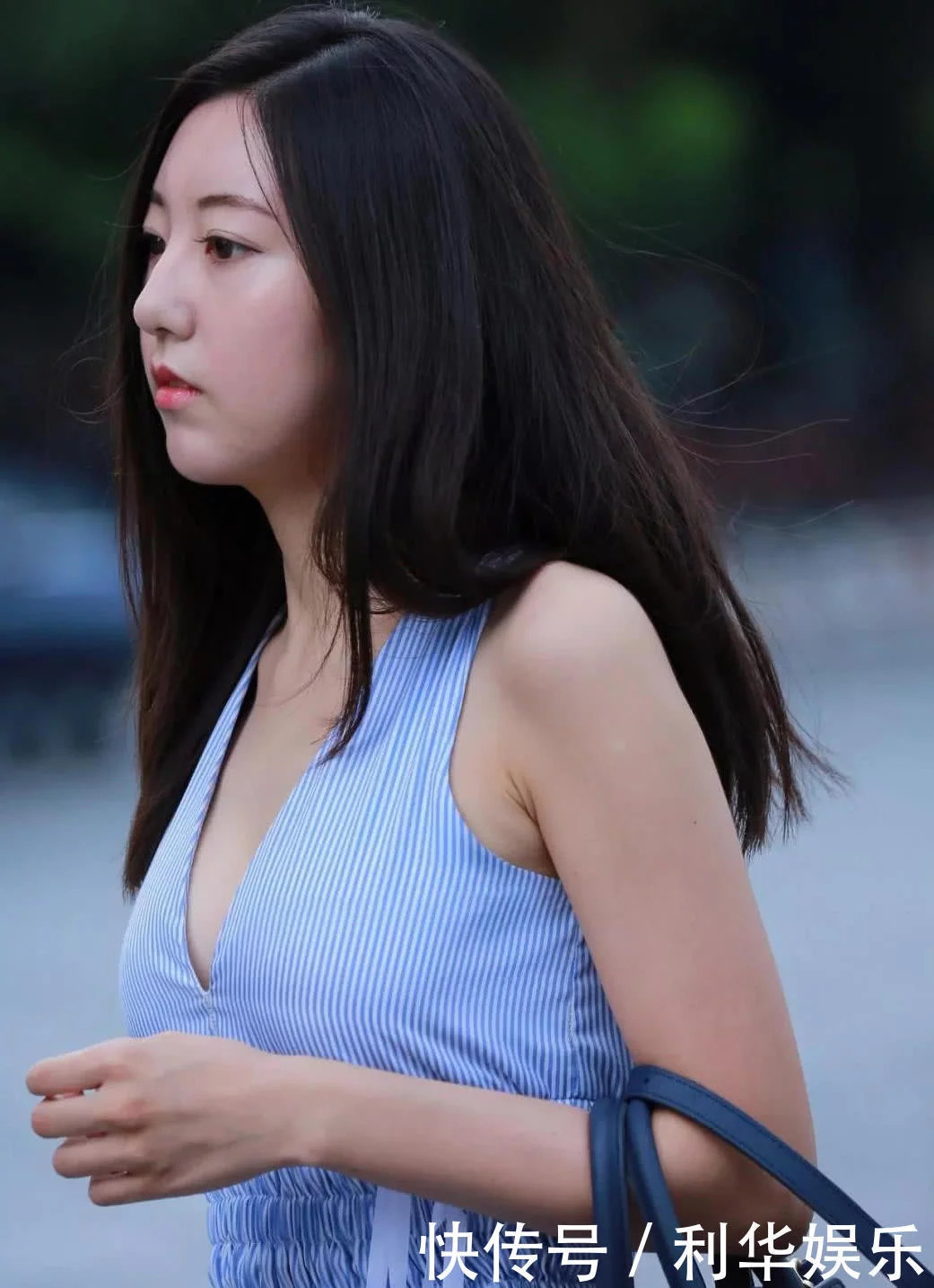 气质小姐姐身深V蓝色连衣裙十分性感，给人们一种特殊的美感