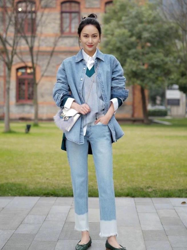 #红色#街拍:美女身穿红色连衣裙,肩挎小包包,头戴小白帽显得俏皮可爱