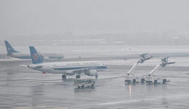 初雪后 首都国际机场飞机排队除冰