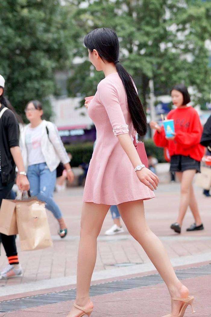 街拍：女生穿这连衣裙, 身材曼妙多姿, 真是一个修身漂亮的好款