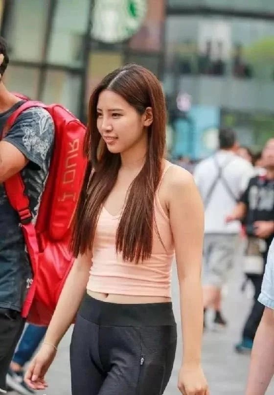 运动系美美女小姐姐，紧身服饰勾勒性感迷人曲线，浑圆翘臀燃爆眼