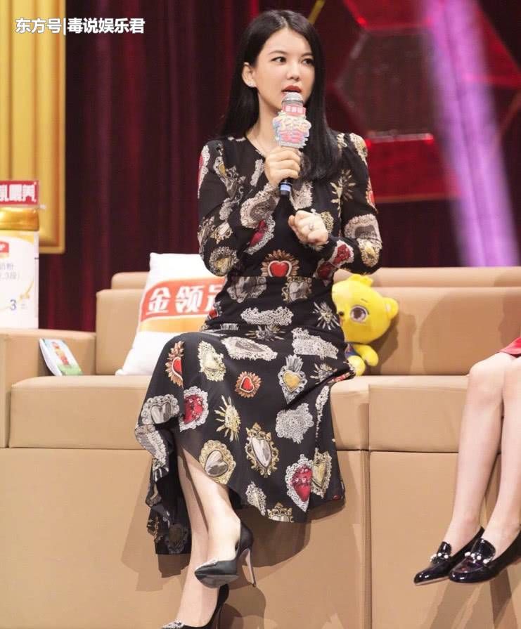 李湘居然敢和迪力热巴穿黑裙，瞬间被碾压，大妈气质就别乱穿了!