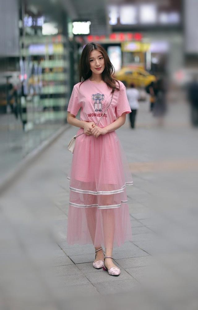 街拍：穿着很有大家风范的小姐姐，一股小清新的气息迎面而来！