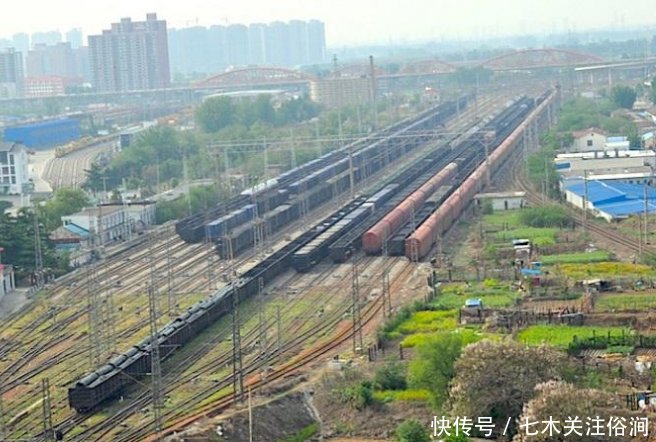 亚洲最大的火车站，有100多条轨道，每天接发列车600列，就在中国