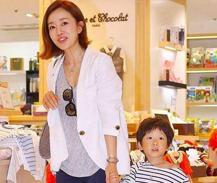 知名女星儿子逼同学喝沐浴乳, 拒绝道歉否认事实, 不堪指责如今移