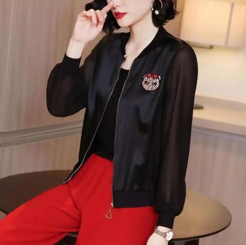  #女人#手臂粗女人看过来！适合31-65岁女人穿的“黑白衫”，遮肉又减龄