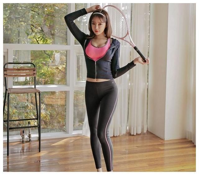 时尚穿搭：打底裤尽显女性的优雅气质，让人看着就很羡慕！