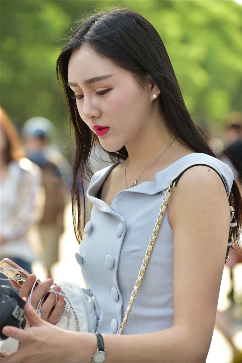 街拍联盟：长发套裙美腿美人