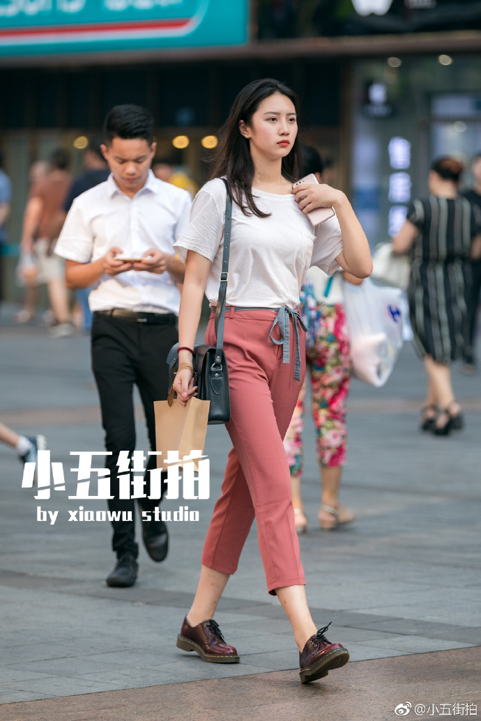 路人街拍：好可爱的小姐姐，一字肩镂空上衣秀出美腿，皮肤白皙