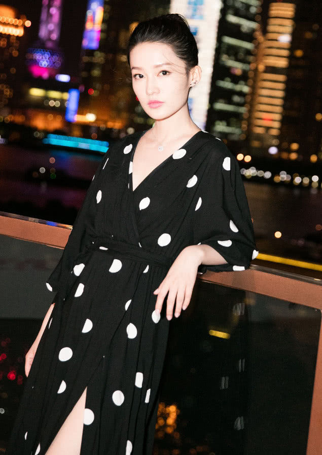 李沁太会穿了，把大妈皮裤穿成甜美少女，全靠一双美腿撑起来！