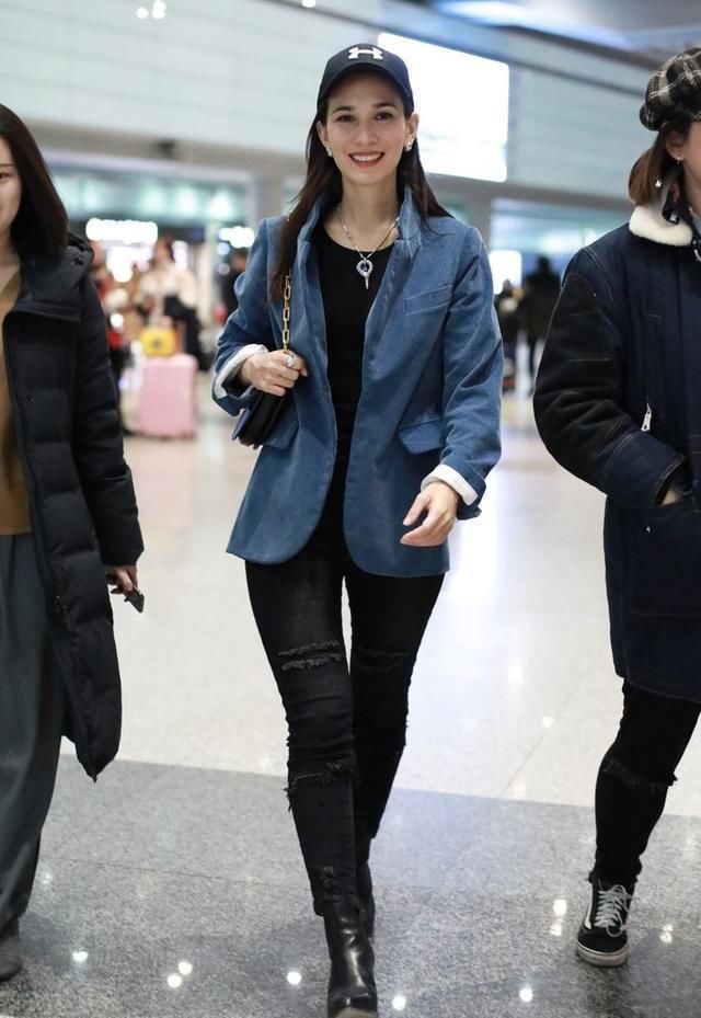  尖角线帽：情商高的女人非常少戴这2款遮阳帽拍照pose，不但显脸大，还特不太好搭衣服