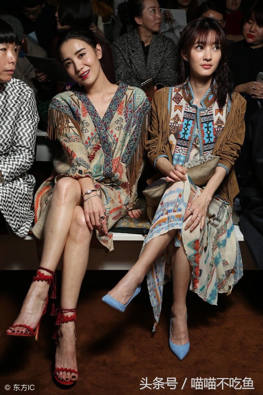 宋佳和王丽坤同台，脚踩高跟凉鞋，网友:看不懂的时尚啊!