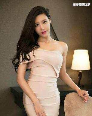 性感的抹胸裙小姐姐，柔美的气质魅力四射