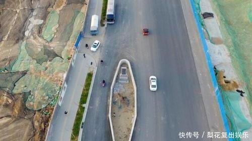  [马路]中国最霸气钉子户，立在马路中央占了道路三分之一，就在