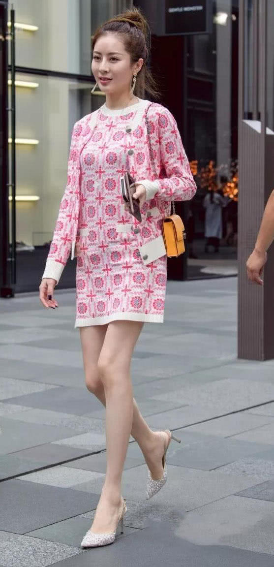 气质小姐姐下身消失笑起来很羞涩，筷子腿赚足眼球，因为多看了一