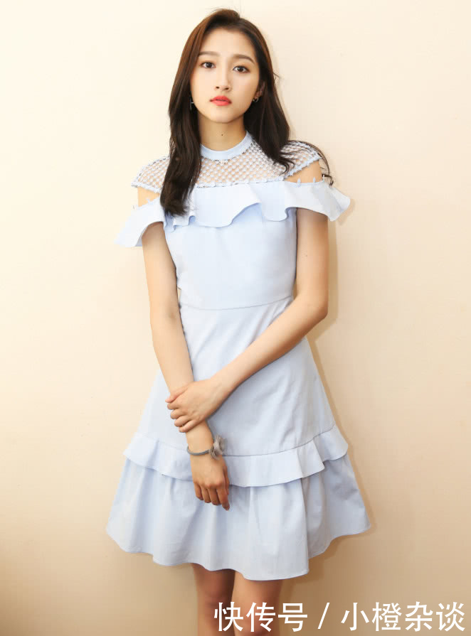 关晓彤穿抹胸礼服，却频繁用手遮，还不如穿高领上台算了