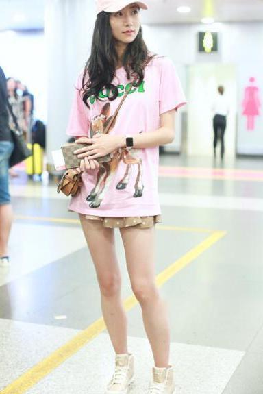 韩雪真敢穿! 35岁了还穿件齐臀短裙搭粉T恤扮嫩, 网友: 嫩回娘胎
