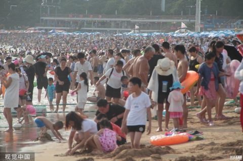 青岛海水浴场游人密密麻麻如下饺子