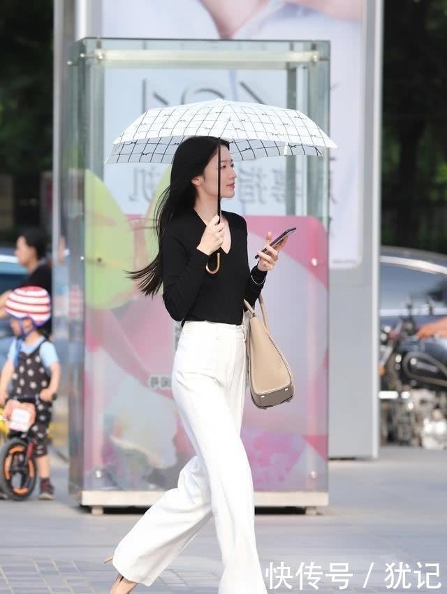  #美女#路人街拍，美女简单的背心搭配运动裤，看起来街头范十足！