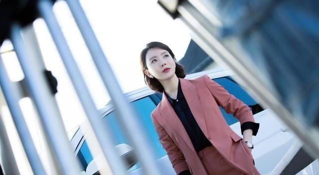  纹路：“陈数”怪不得能常上热搜榜，穿印花连衣裙配纹路卷头发