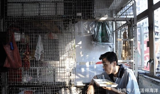 香港底层人民的生活一家人挤在十平米的房间，自己都觉得压抑！
