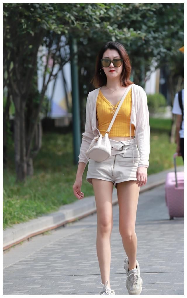 街拍：她们的胸以下全是腿？你羡不羡慕这九位长腿美眉？