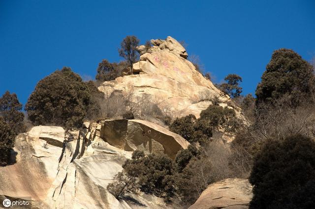 这里被称为“中国北方的攀冰胜地”，山峰雄伟，潭瀑众多