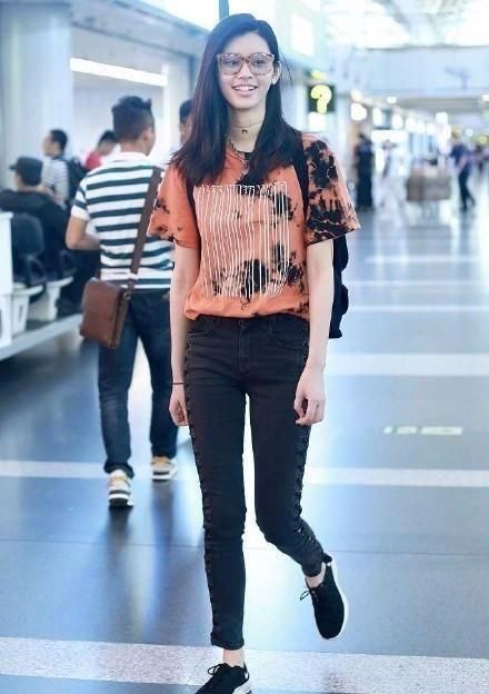 不穿抢眼“尿不湿”短裤，奚梦瑶好好穿衣，放在人群中根本认不出