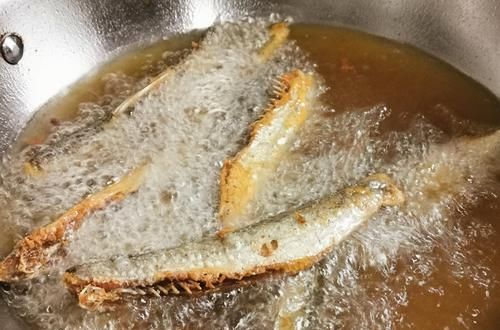  『香酥』小鱼这样做，香酥美味，小刺可以嚼着吃，再也不怕卡嗓子了