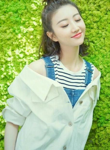 甜甜的景甜女神，肤白貌美，气质高雅