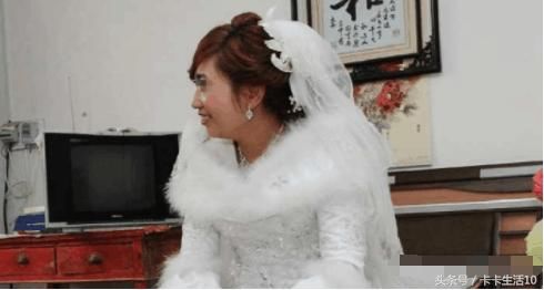 新娘迟迟不下婚车,迎亲队伍发现不对,打开车门