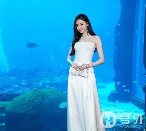 张天爱真是绝了，竟用铆钉凸显裤子的“蜘蛛网”，一般人学不来