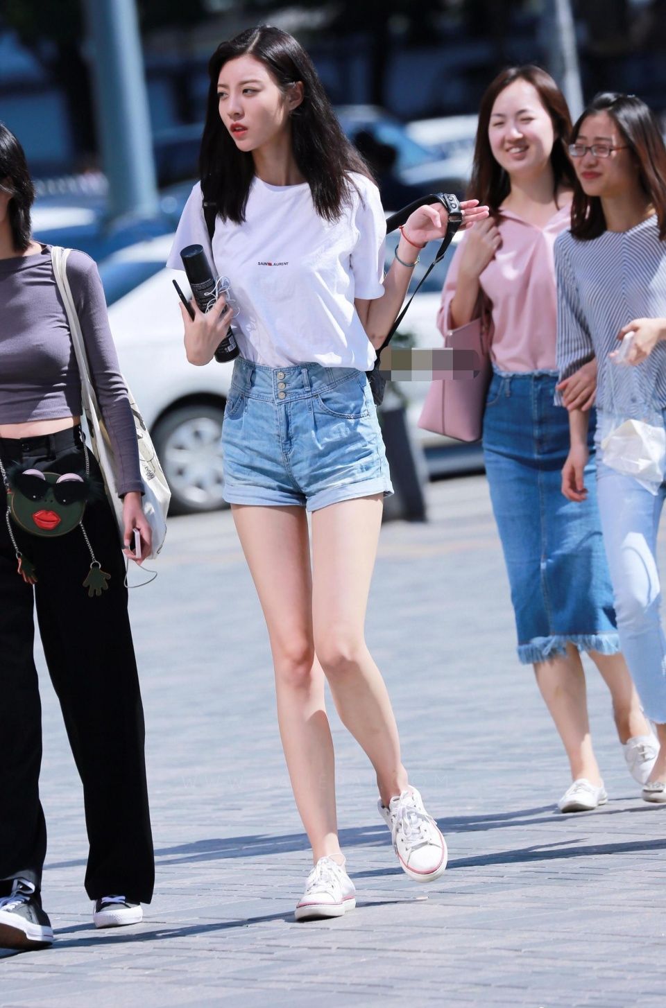 白色短袖T恤搭配牛仔热裤，清纯充满青春之美