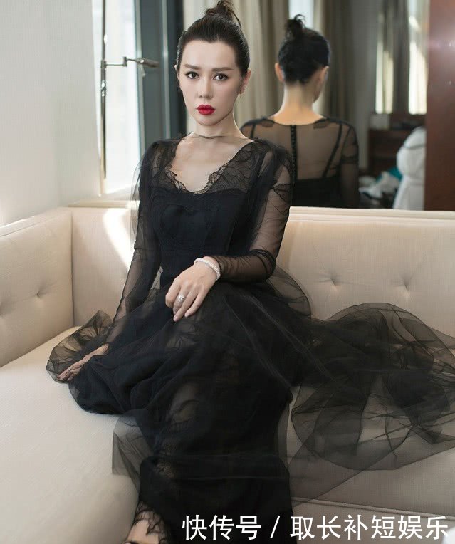 余男太保守了,穿V领长裙还在胸前加一块薄纱,恰到好处的性感!