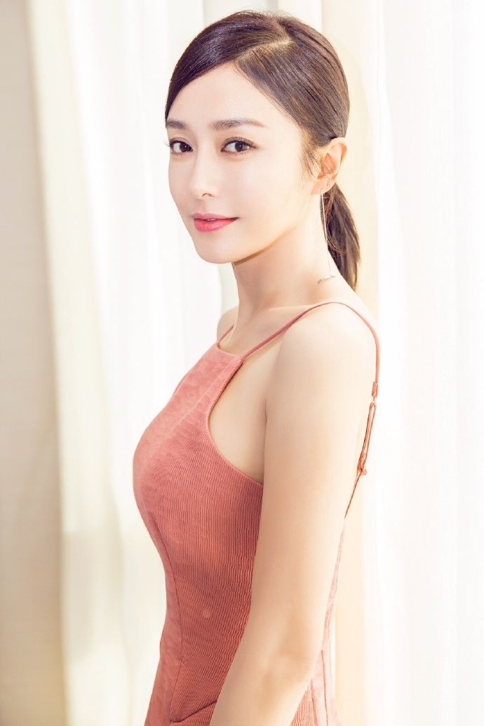 秦岚优雅杀!粉色吊带长裙露香肩好气质尽显