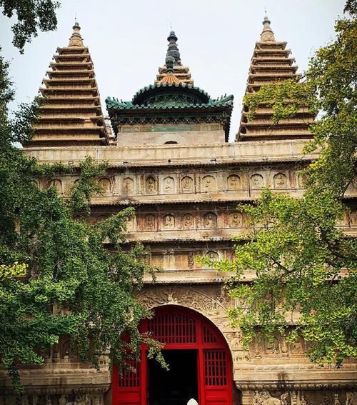 曾经为皇家寺庙，乾隆在这为太后庆寿！庙内杏树高达600岁，超美