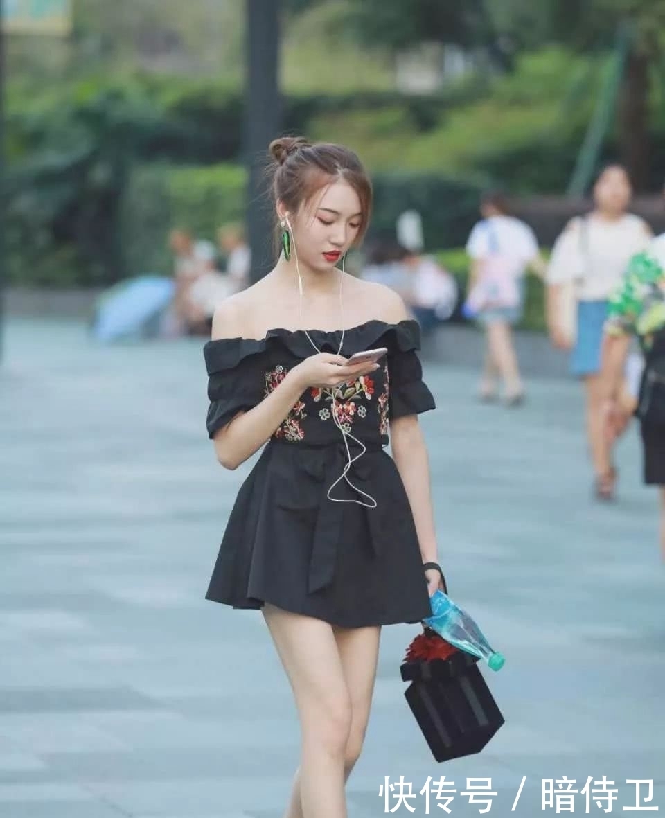 『充满』街拍美图：字肩连衣裙搭配高跟凉鞋，充满少女感还能招桃花