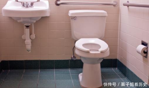 外国游客到中国旅游,却被景区厕所“为难”了,最后一路憋回酒店