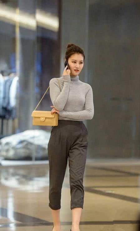 街拍：身材高挑回头率高的小姐姐，外表上时尚感十足很有看头！