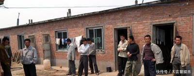 农民打工每月上万，手里没钱，村干部月薪2千，有房有车，为啥